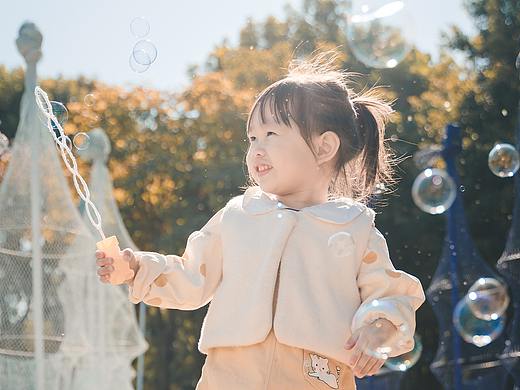 站在光里吹着泡泡的女孩儿