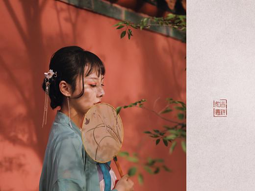 云想衣裳花想容,春风拂槛露华浓。