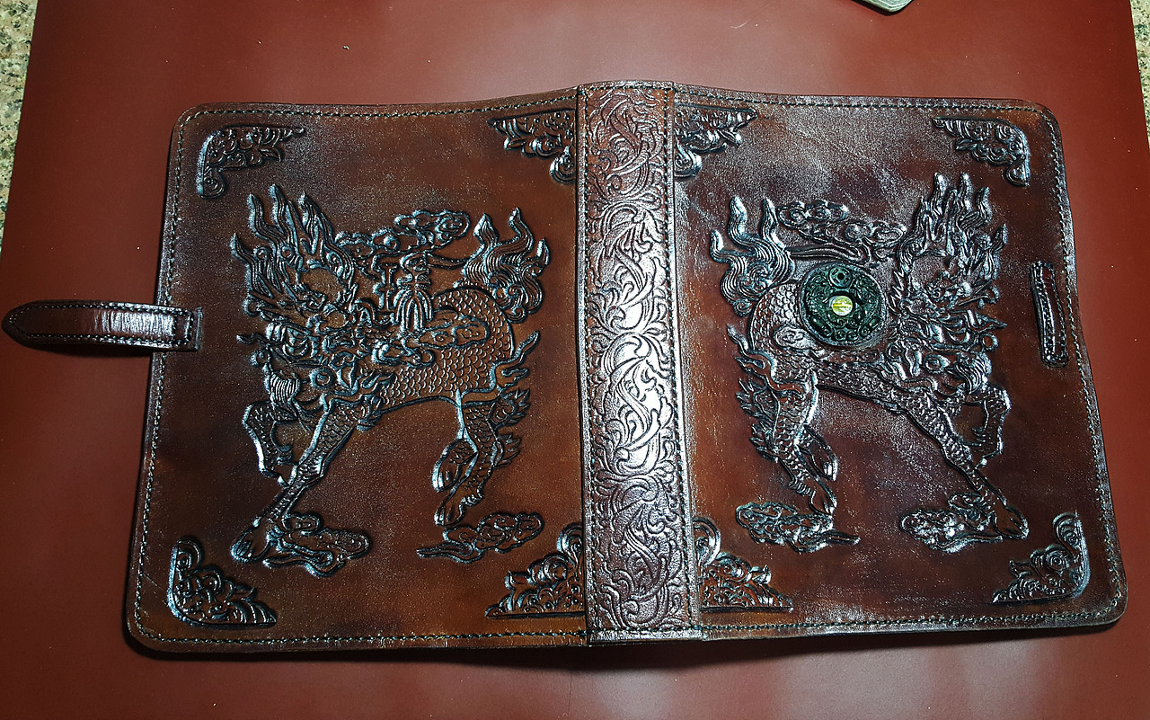 黑曜石镶嵌配雕花麒麟花纹专属定制头层牛皮笔记本