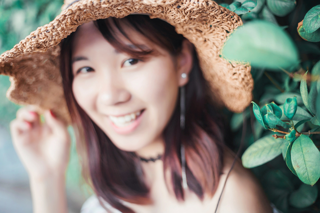 和朋友在扫街认识的一位女生,是个语文老师,一面对镜头就会毫无保留地