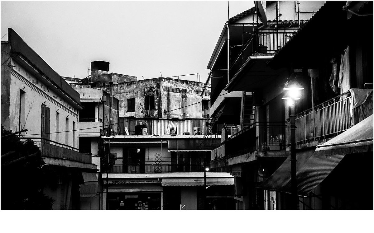 051:老建筑混杂着一些新粉刷的墙面。这样配搭在一起的小乡镇住起来可能多少有些乏味，却真的非常安逸。