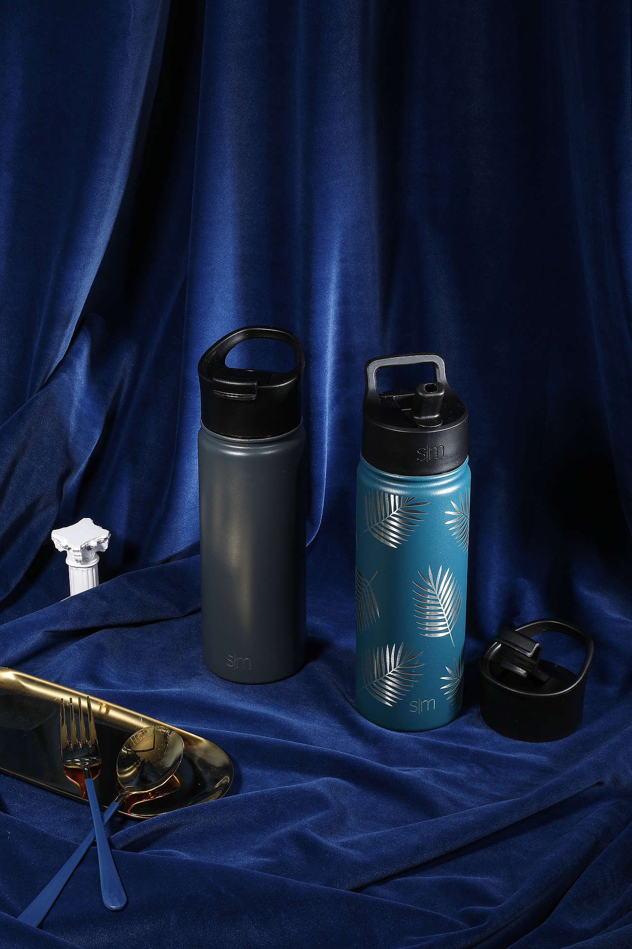 多种颜色的水杯