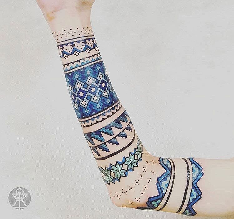 炫酷新式图腾彩色几何线条结合的花纹纹身.宝鸡纹身店