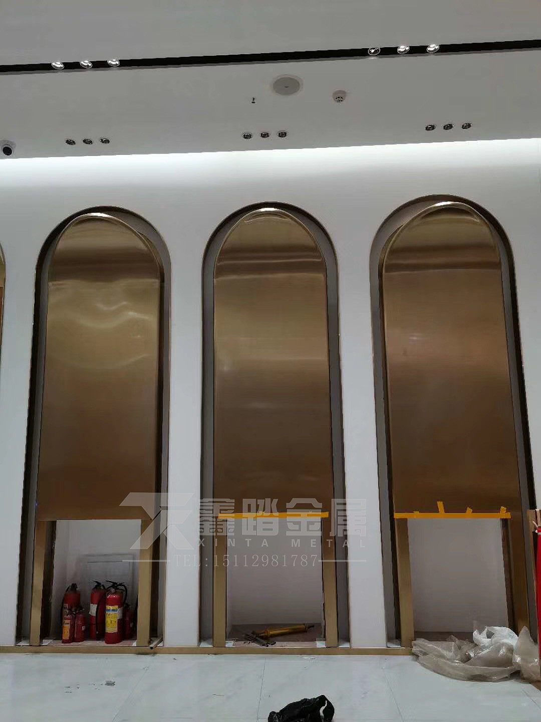 酒店消防柜钛金装饰不锈钢曲面异形装饰、造型十分出彩