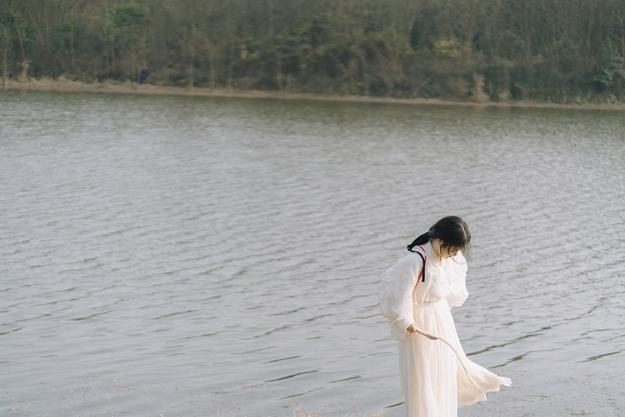 神明少女与樱花于湖