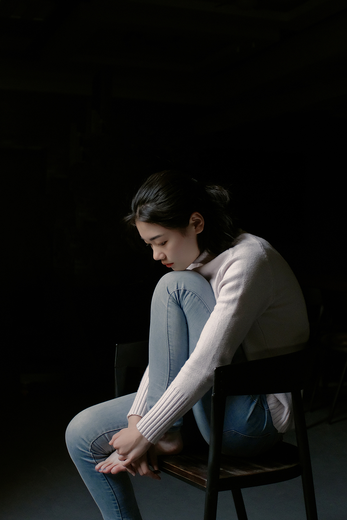 窗前少女（图ZMTU2NzY0NTU2） - 人像摄影 - 站酷设计师杰瑞不开车原创素材 - 站酷ZCOOL