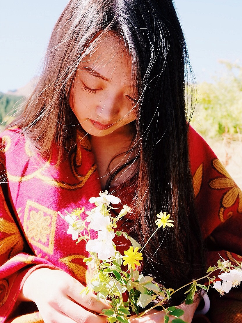 天山天池旁的张美丽