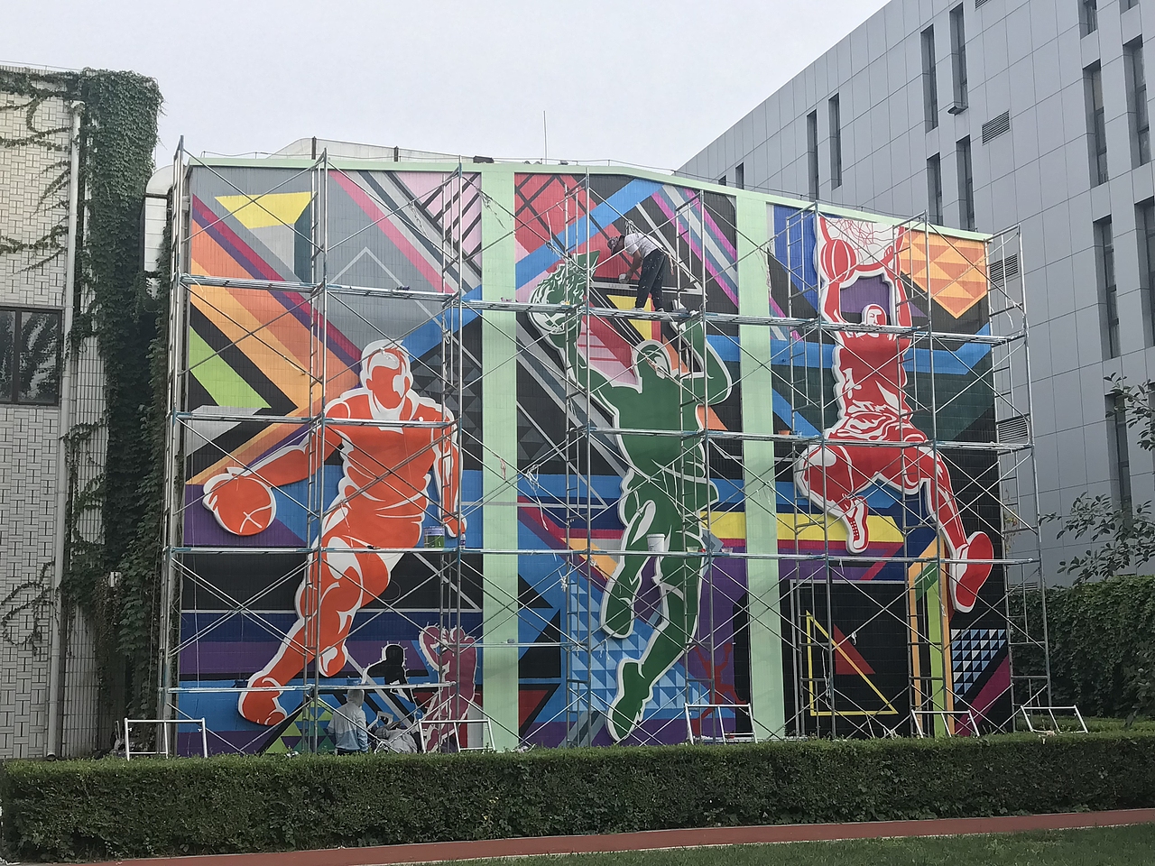 雕塑与墙绘瓷砖墙墙绘色块墙绘运动感墙绘