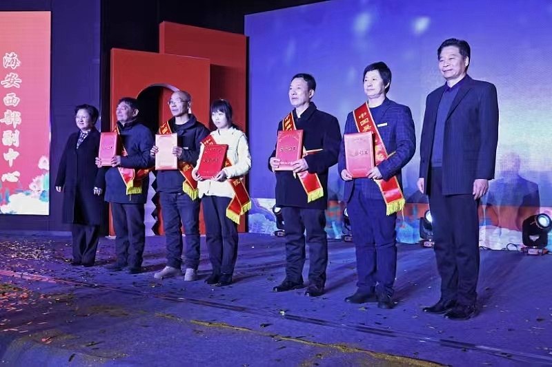 海安市领导为曲塘全国书画大赛获奖选手颁奖一知乎网