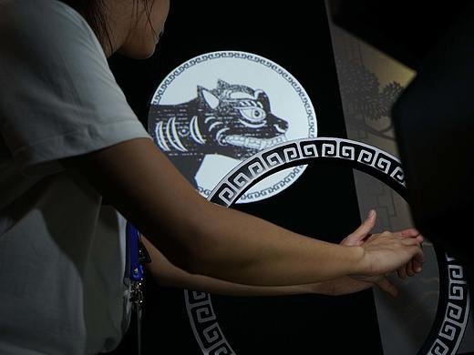 科技有温度，皮影更顽皮