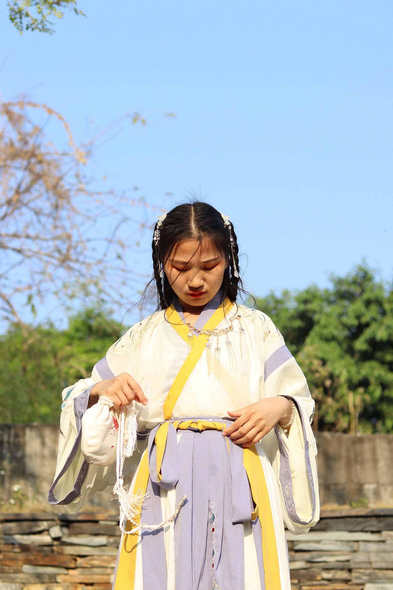 娉娉袅袅十三余,豆蔻梢头二月初