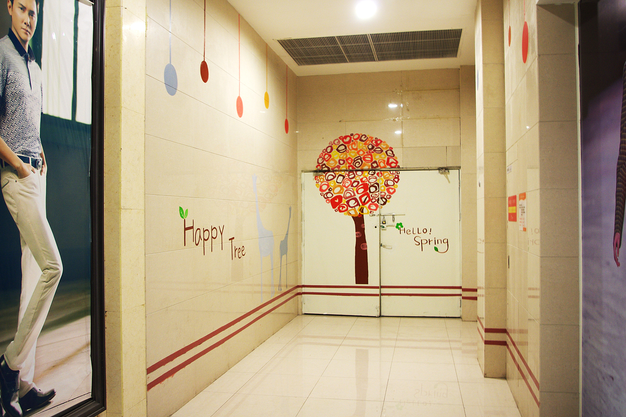 豹小玉手绘青岛即墨宝龙广场消防通道美化手绘背景墙