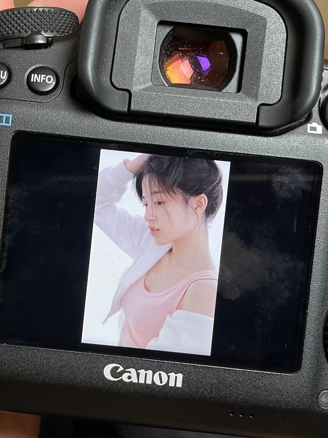 美少女连相机屏拍都那么好看!初恋少女💕