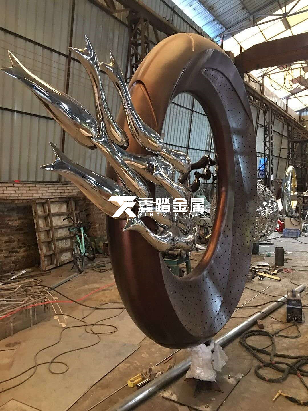 鱼跃龙门寓景小品雕塑 圆环与鱼群不锈钢雕塑 水景雕塑