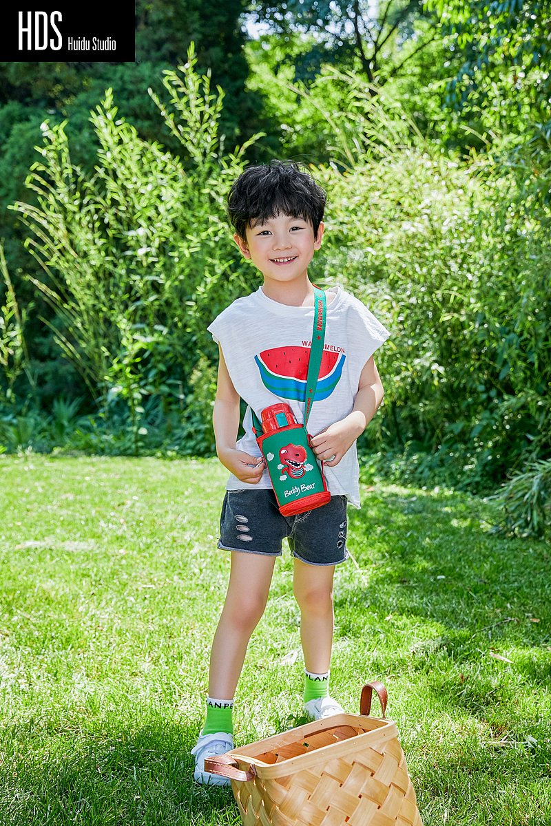 儿童水壶外景模特拍摄（图ZMTYxNDE5MTA0） - 人像摄影 - 站酷设计师HDS灰度电商原创素材 - 站酷ZCOOL