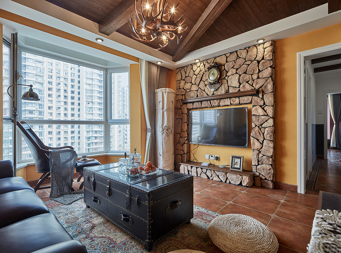 岩石造型的电视背景墙,与复古的墙地面相呼应,更好的衬托出美式复古