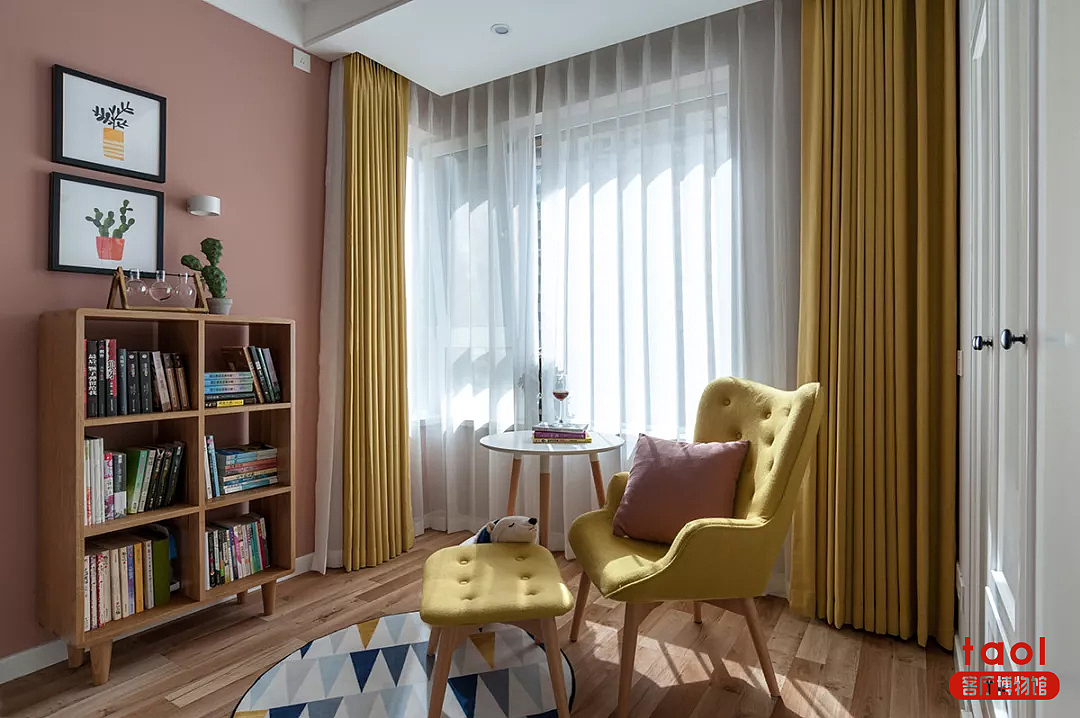 【客厅博物馆】床尾打造成了一个阅读区。休闲时刻,是可以有自己精神上的空间的。