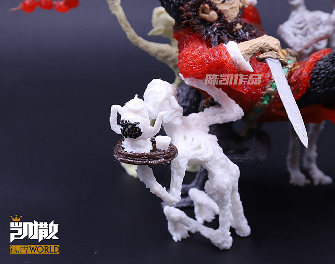 其它一些局部细节:
<br>乌纱上的玉佩、玉带上的金锁、胸前的龙纹、腰悬的剑鞘……