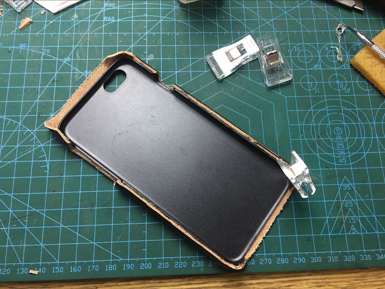 小小虎纯手工手机壳 皮雕（图ZOTQ2NTQ1NjA=） - 工艺品设计 - 站酷设计师忠于无极原创素材 - 站酷ZCOOL