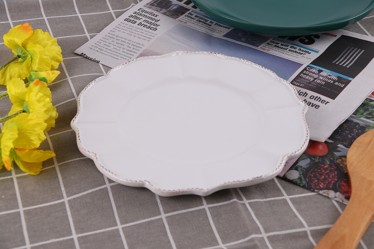 c03-餐具10白色花边圆碟