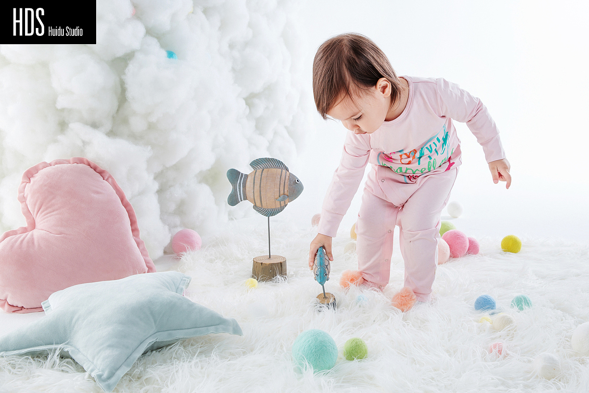 韩都衣舍童装欧美女童婴幼童室内布景拍摄