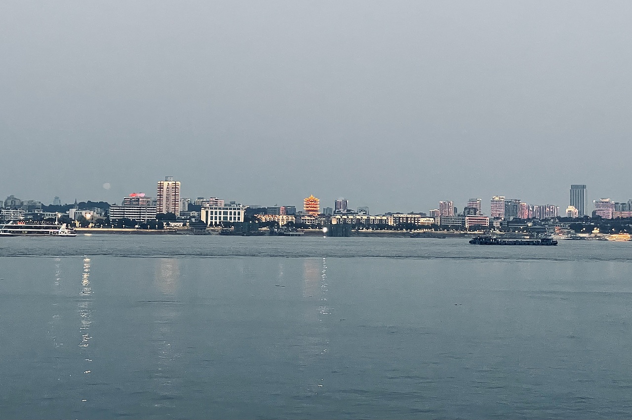 《手机摄影｜江滩-东湖》（图ZMzAzMjE3MTg0） - 风光摄影 - 站酷设计师五七三一原创素材 - 站酷ZCOOL