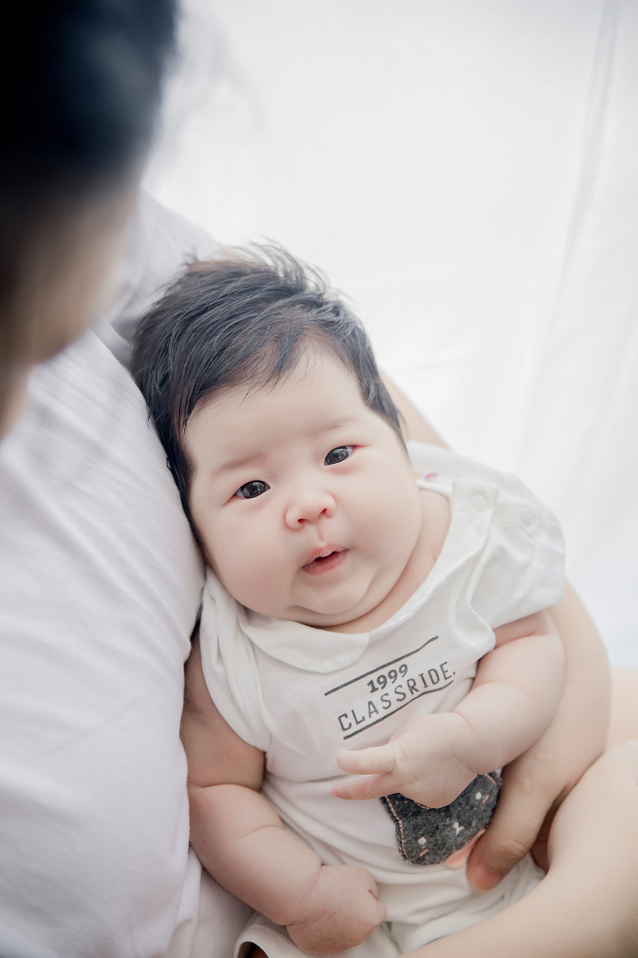 一张白色窗帘、简简单单拍个幸福的四口之家