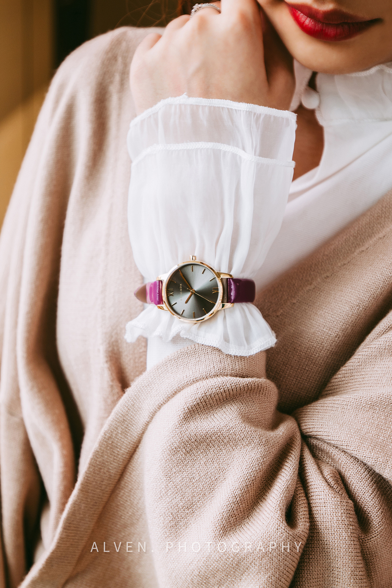 简约复古小清新女士腕表模特手戴图拍摄