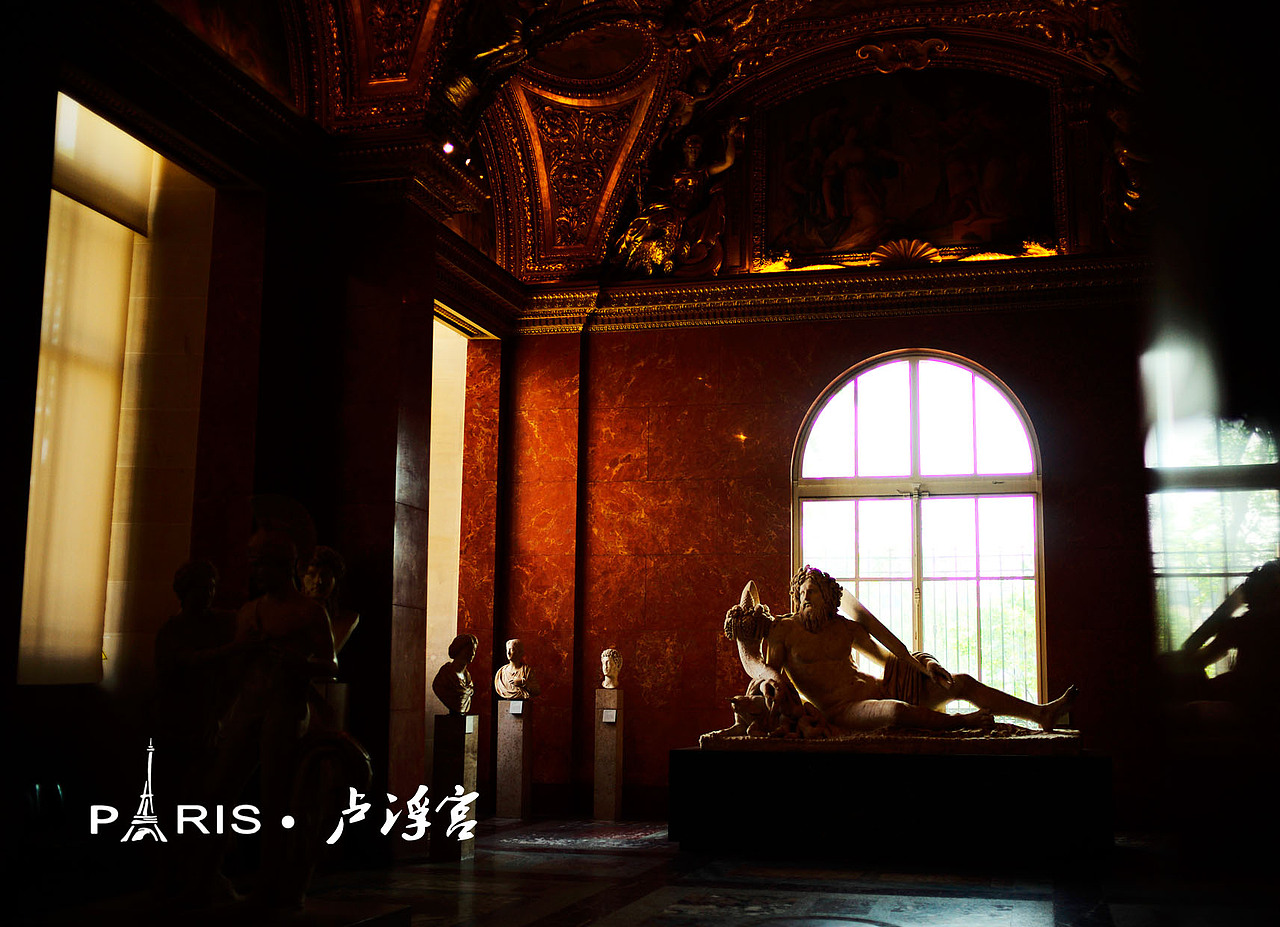 卢浮宫东立面是欧洲古典主义时期建筑的代表作品。据统计，卢浮宫博物馆包括庭院在内占地19公顷，自东向西横卧在塞纳河的右岸，两侧的长度均为690米，整个建筑壮丽雄伟。用来展示珍品的数百个宽敞的大厅富丽堂皇，大厅的四壁及顶部都有精美的壁画及精细的浮雕。