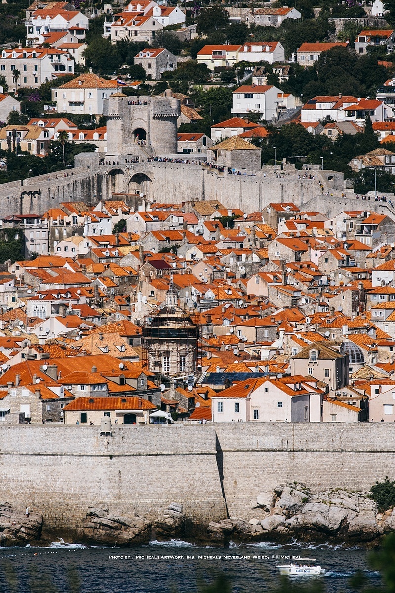没错了，这就是我前来此地的目的角度！和我预判的差不多简直是美妙啊！惊艳城也说了依山而建坡度不算小，这座岛上的角度正好是它坡度的正面~所以观景的话十分舒适，强迫症表示值得来！当然了距离还是有一点的，而且业林太过茂密我走了好久才找到几个看起来能完整一些的视野……
