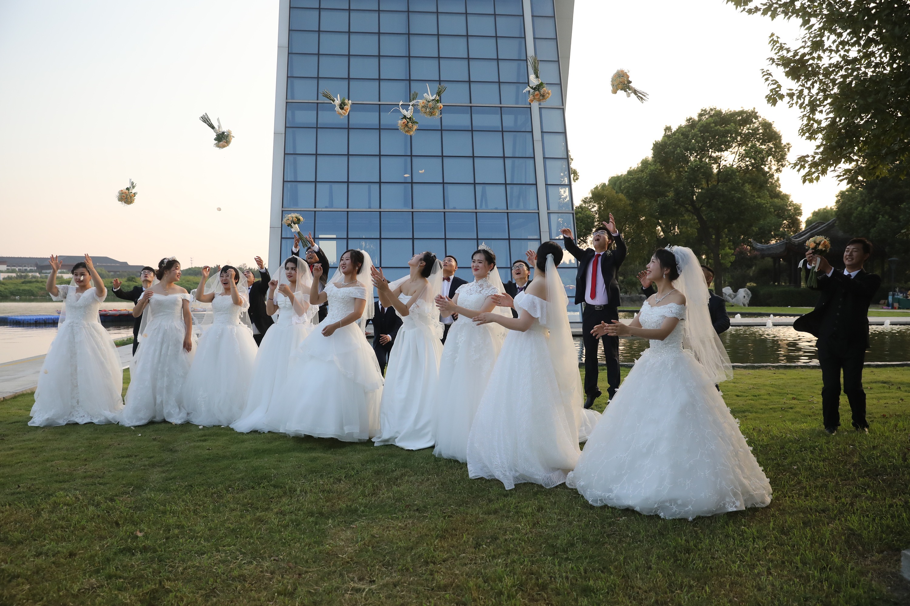 50对情侣着古装集体举办汉式婚礼 演绎中华传统礼仪之美|集体婚礼|婚礼|方特_新浪新闻