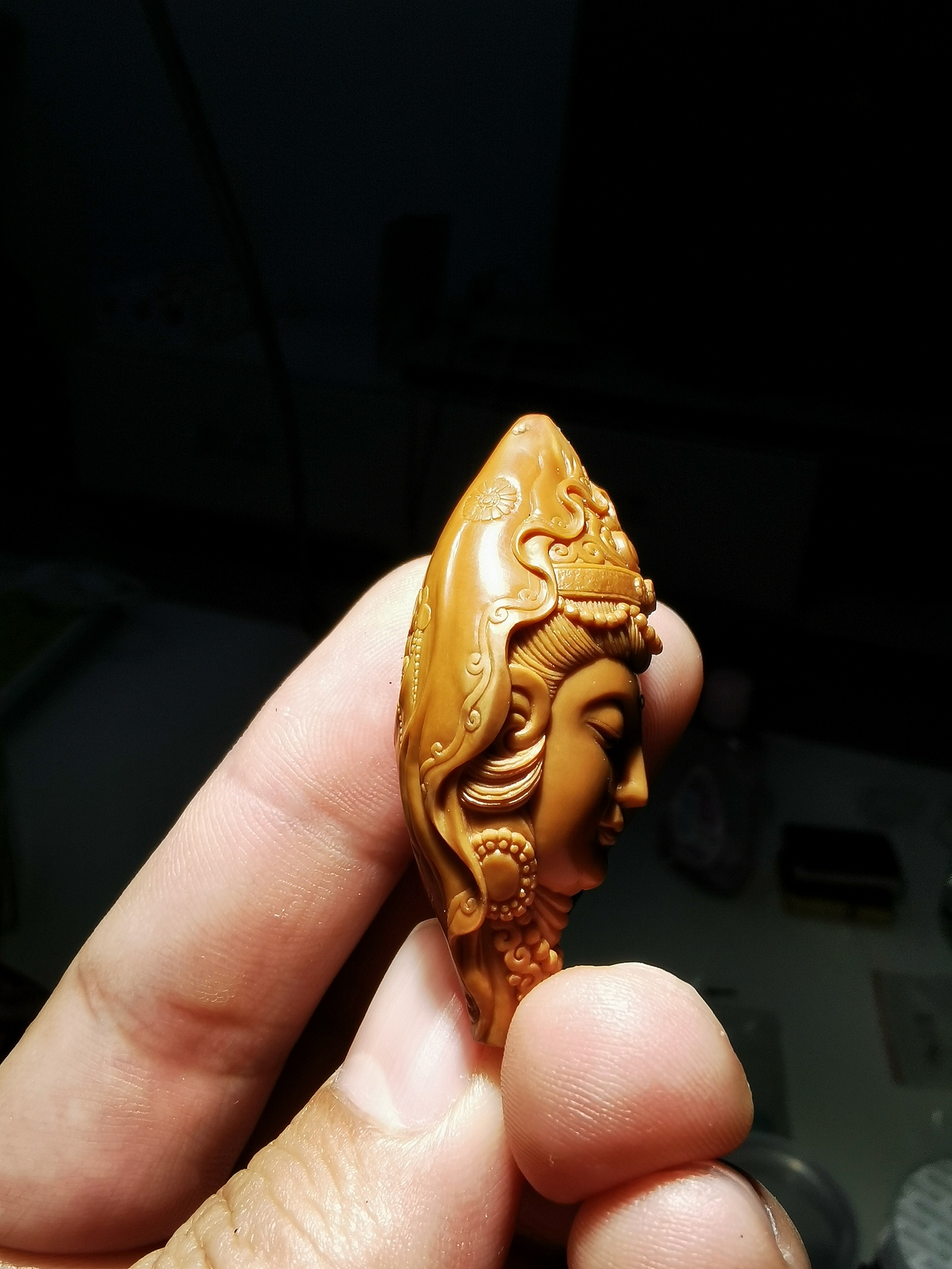 橄榄核雕刻观音法相