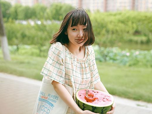偷西瓜的女生