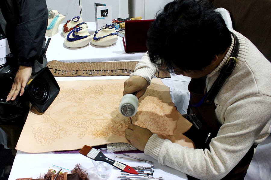 绿度母 / 皮雕唐卡（图ZODA2MjY4OTI=） - 工艺品设计 - 站酷设计师品成PINCHIN原创素材 - 站酷ZCOOL