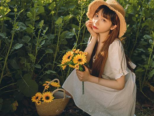 她在日落一处欣赏花香