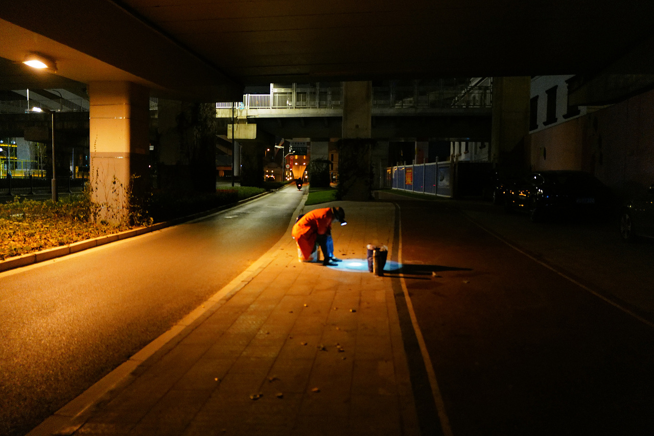 马路夜景实拍扫街图片