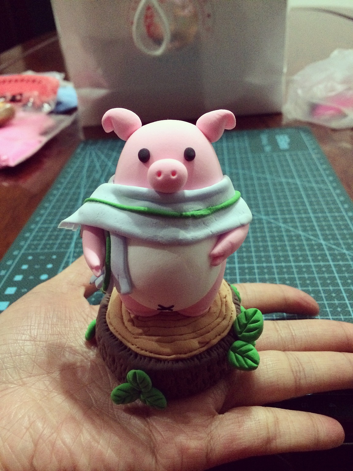 纸粘土 戴围巾的猪