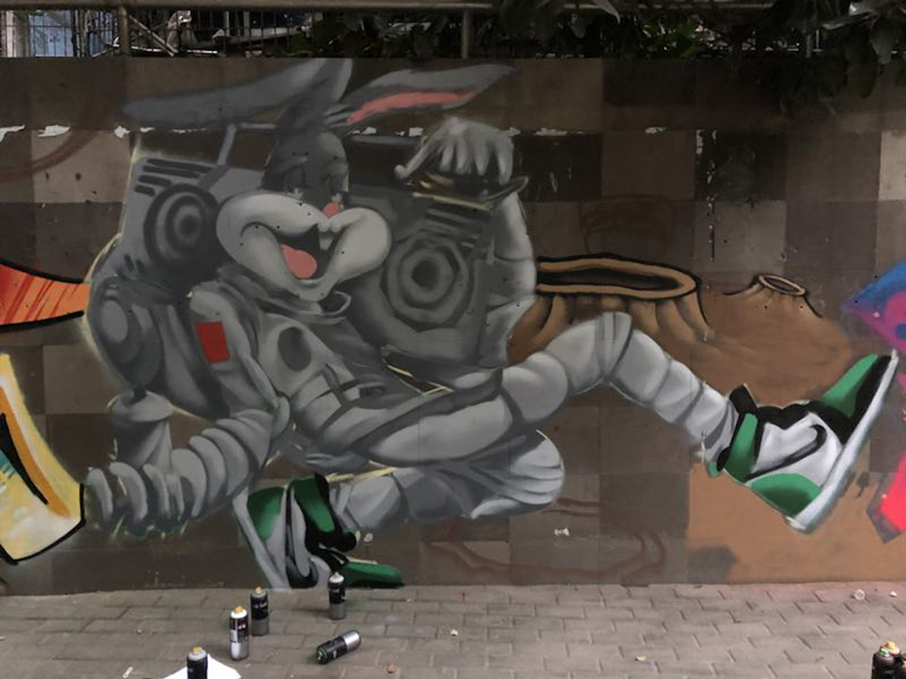 "太空兔"主题街头涂鸦送给大家