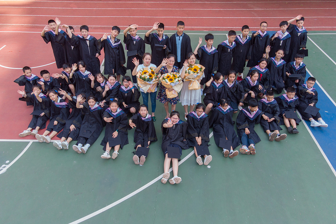 航拍小学生毕业照队形展示
