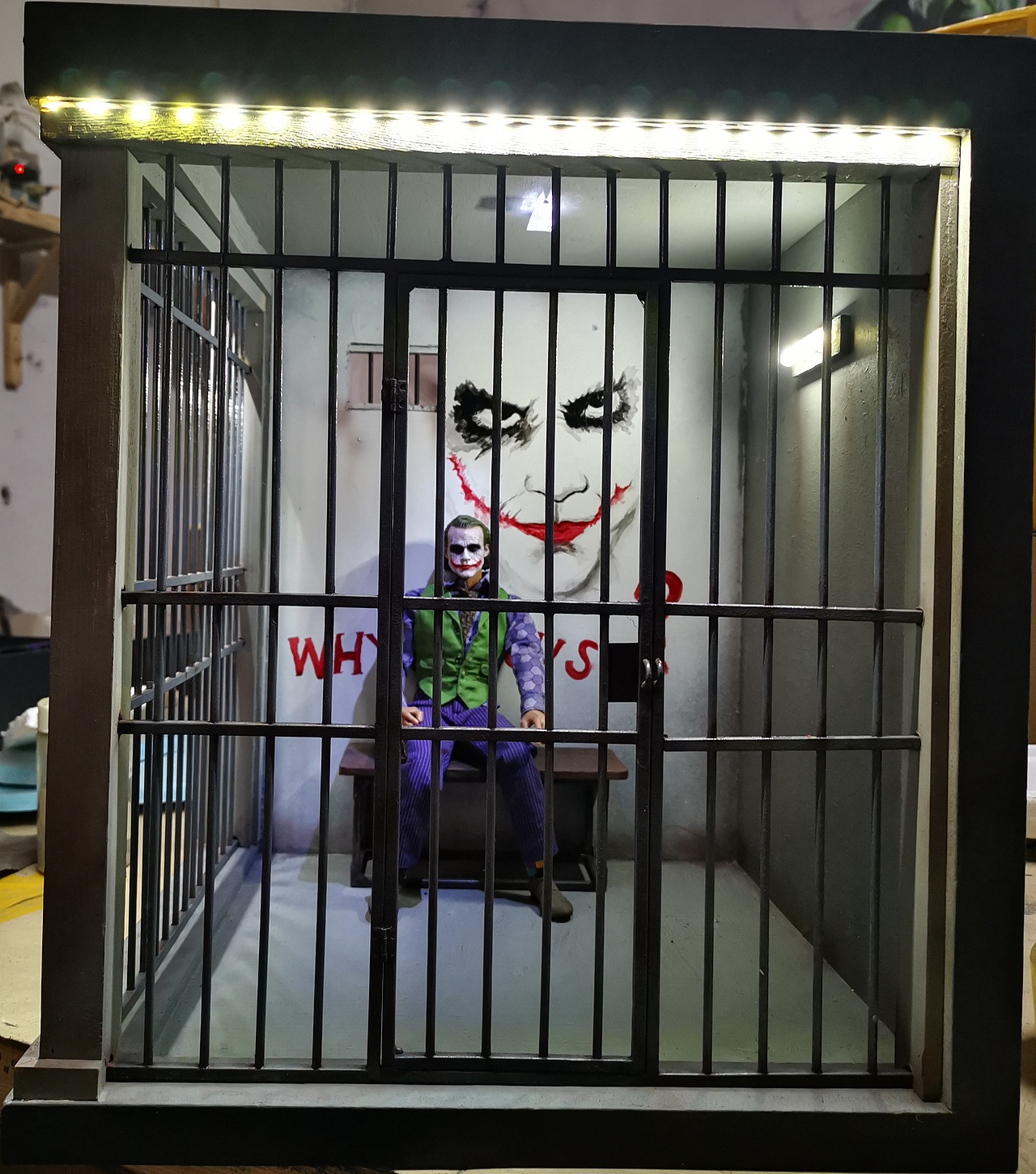 小丑牢笼监狱场景