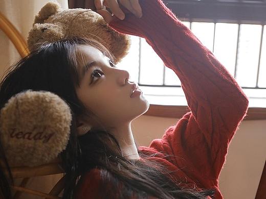 红毛衣女孩