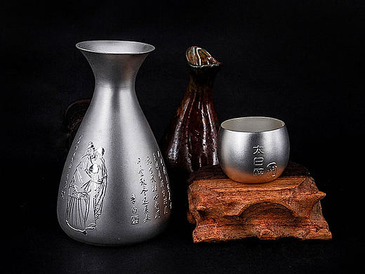 银酒具，感觉是黑色系到底了。没救了