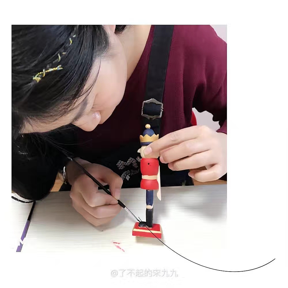 手绘毛衣链、钥匙链、徽章、胡桃夹子