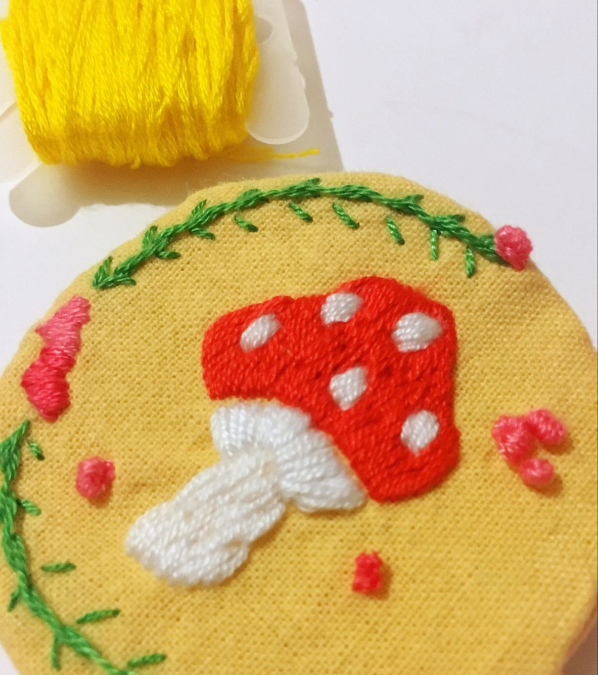 萌萌哒蘑菇刺绣胸针