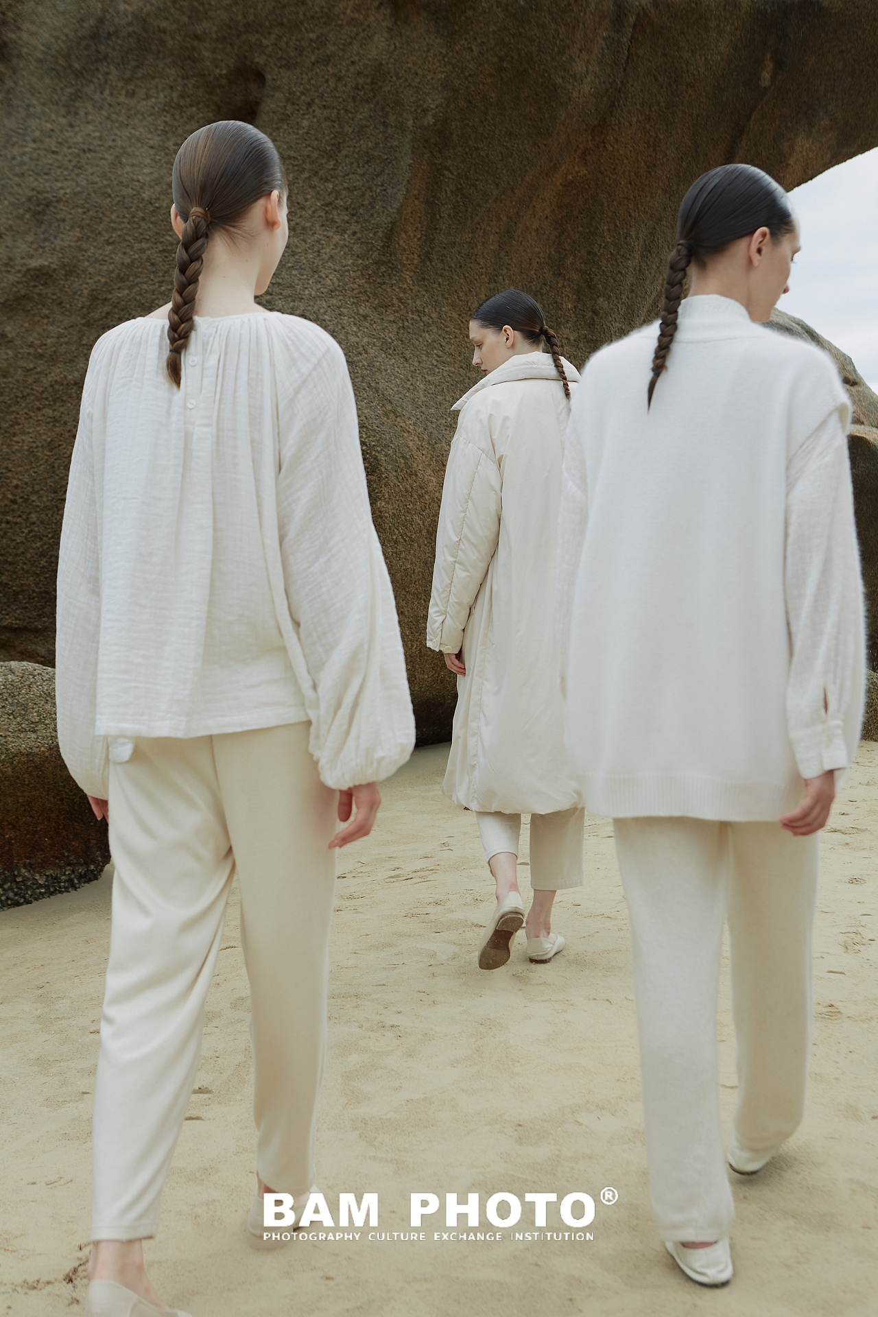 摄影｜海边拍时尚女装大片，极简氛围感拉满！（图ZMzU4MzY3MTcy） - 时尚/艺术摄影 - 站酷设计师和光白马工作室原创素材 - 站酷ZCOOL