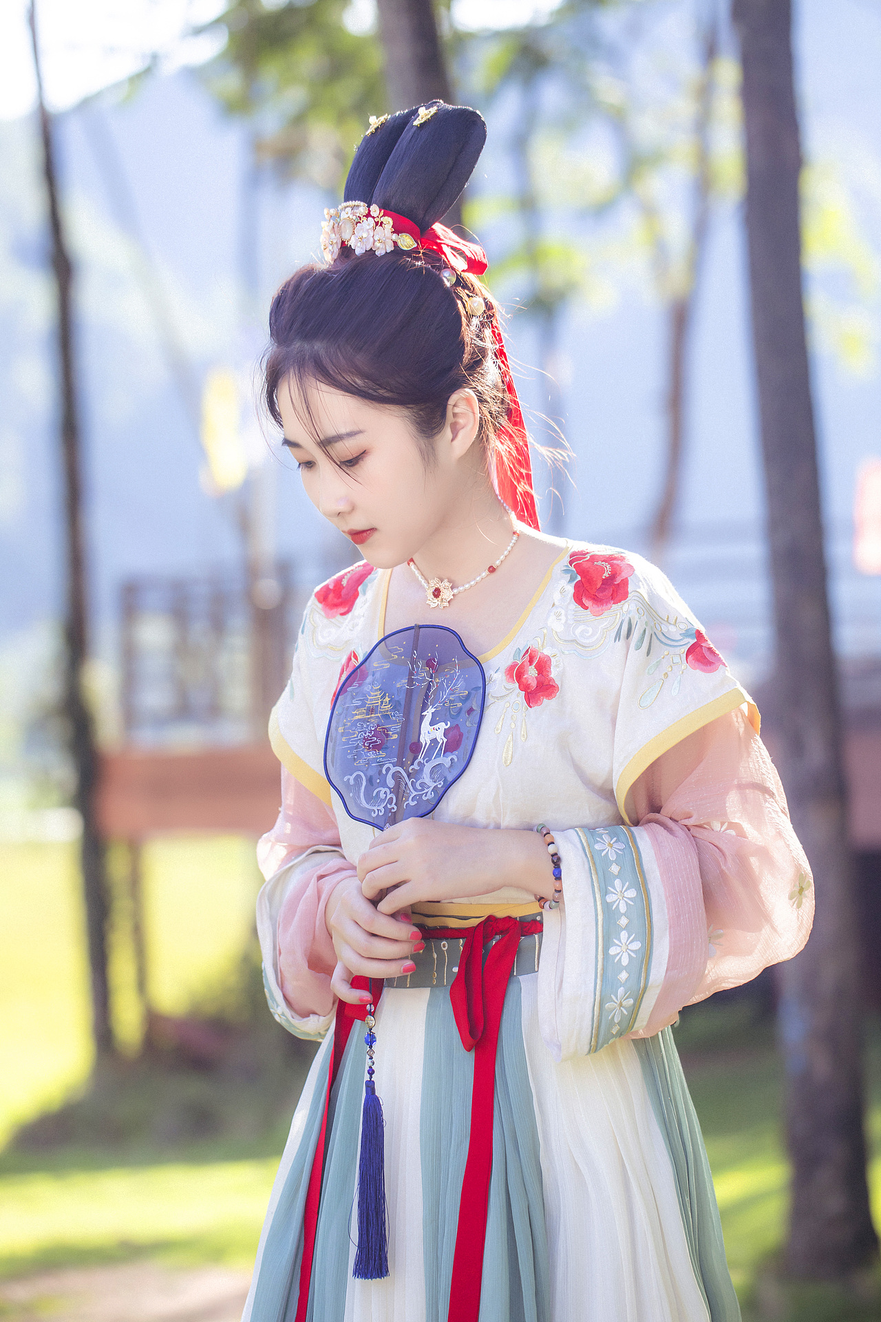 唐制坦领襦裙汉服女子写真