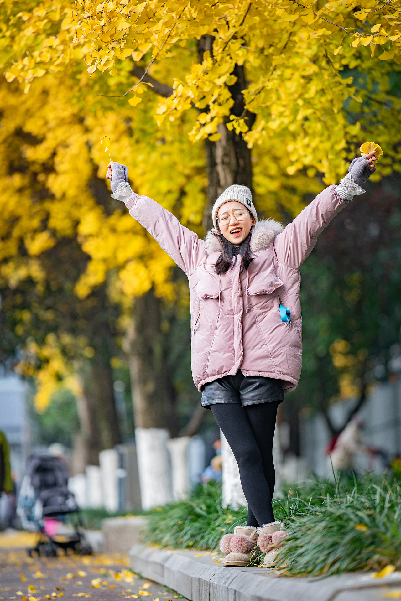 美丽的河边银杏，锦里中路（图ZMjM1NzgyNjg4） - 人像摄影 - 站酷设计师迪克高原创素材 - 站酷ZCOOL