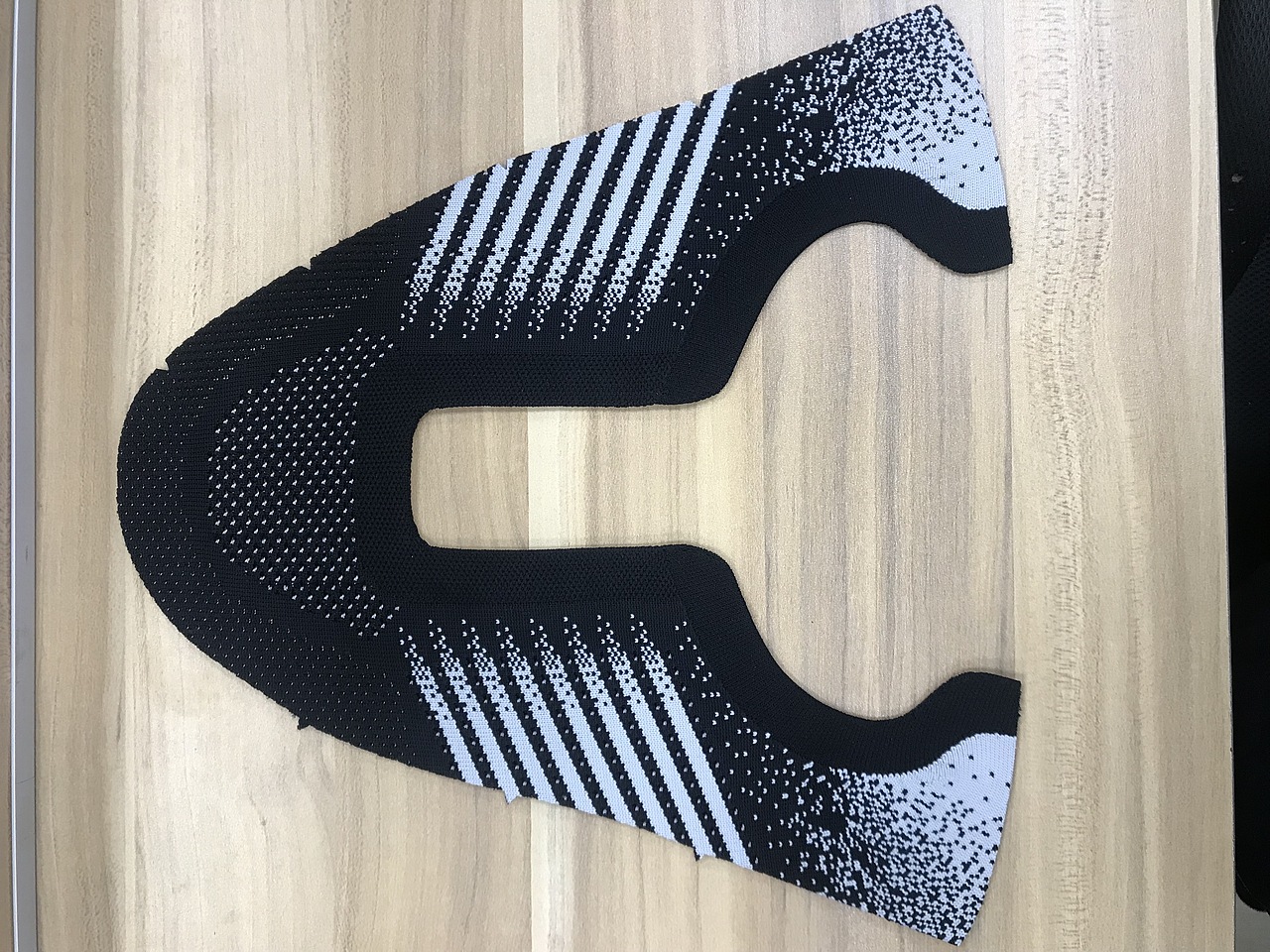 分享收藏鞋材图案设计鞋材纺织鞋面设计工业级产品设计海报关爱自己