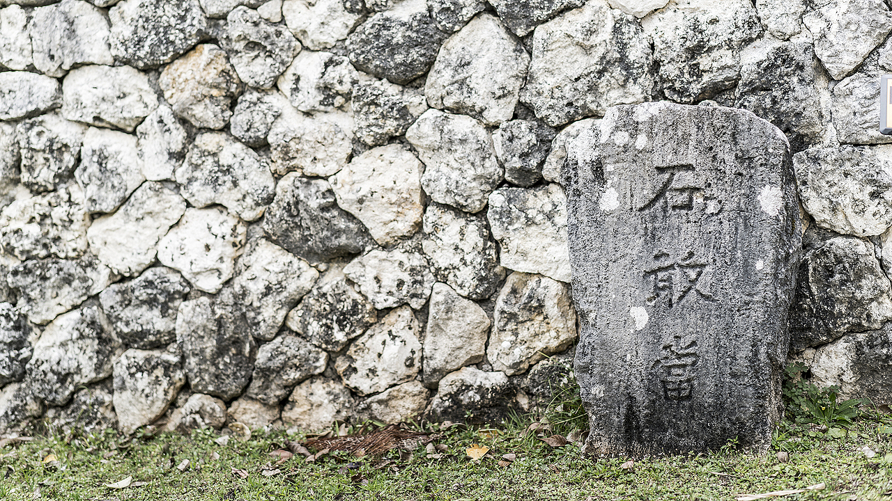 馆外有很多这样的石头，雕塑、石碑等