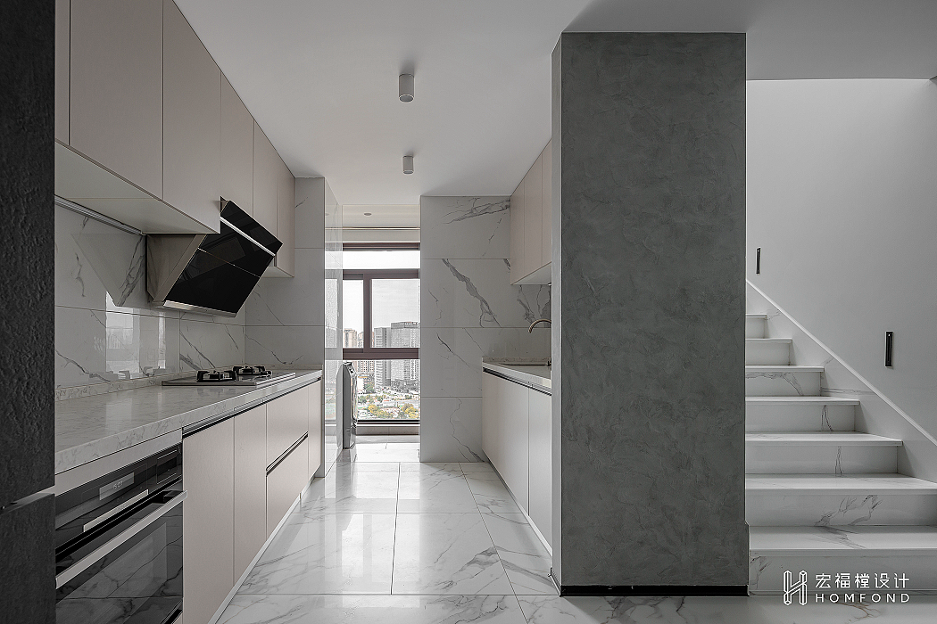 开放厨房,最大化引入光线,使居所每面都澄静明朗,并提升了生活动线的灵活性。一侧橱柜延至餐厅空间,长度为2930mm,另侧隐蔽于墙体内部,长度为1960mm,满足屋主较大储物空间的需求。